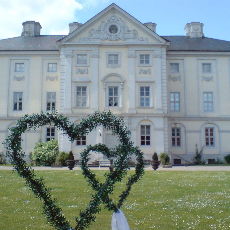 Hochzeitsdekoration mit goldenen Akzenten